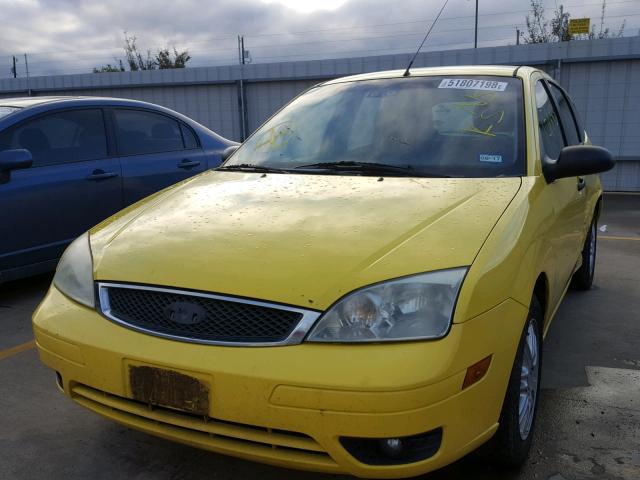 3FAHP37N05R139866 - 2005 FORD FOCUS ZX5 YELLOW photo 2