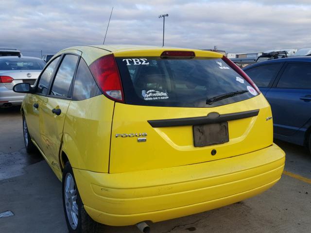 3FAHP37N05R139866 - 2005 FORD FOCUS ZX5 YELLOW photo 3