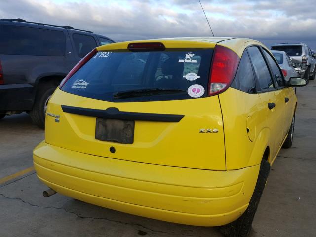 3FAHP37N05R139866 - 2005 FORD FOCUS ZX5 YELLOW photo 4