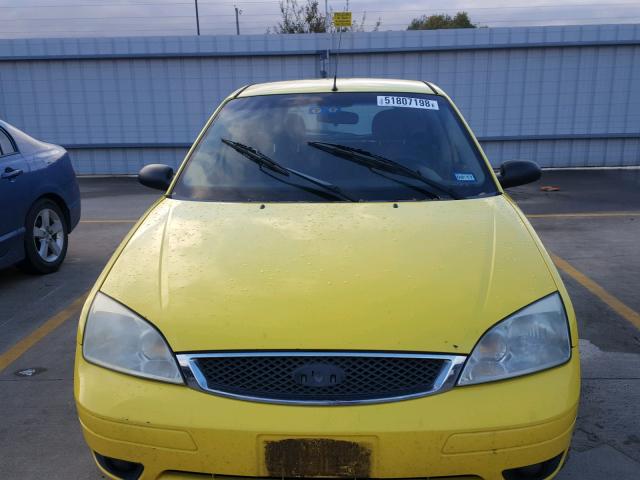 3FAHP37N05R139866 - 2005 FORD FOCUS ZX5 YELLOW photo 7