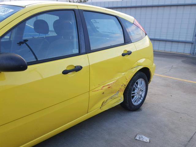 3FAHP37N05R139866 - 2005 FORD FOCUS ZX5 YELLOW photo 9