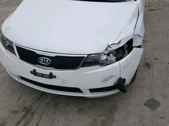 KNAFU4A21C5493536 - 2012 KIA FORTE EX WHITE photo 9