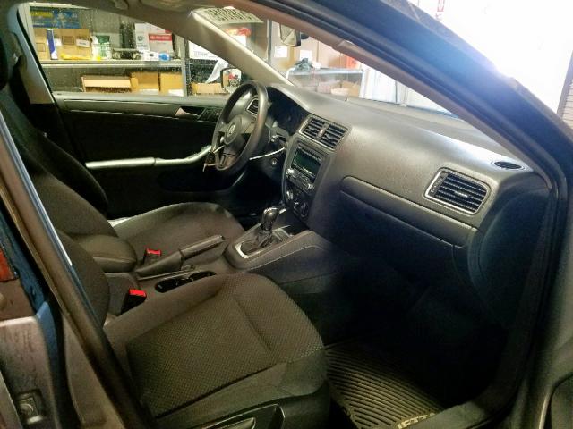 3VW2K7AJ4DM287796 - 2013 VOLKSWAGEN JETTA BASE 石墨色 照片 5