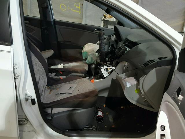 KMHCT4AEXGU081562 - 2016 HYUNDAI ACCENT SE WHITE photo 5