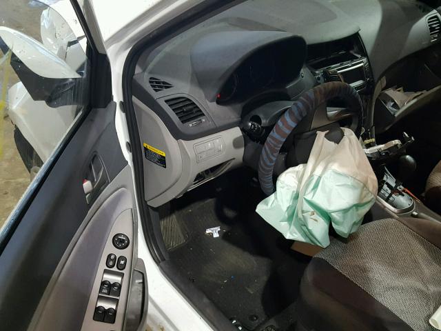 KMHCT4AEXGU081562 - 2016 HYUNDAI ACCENT SE WHITE photo 9