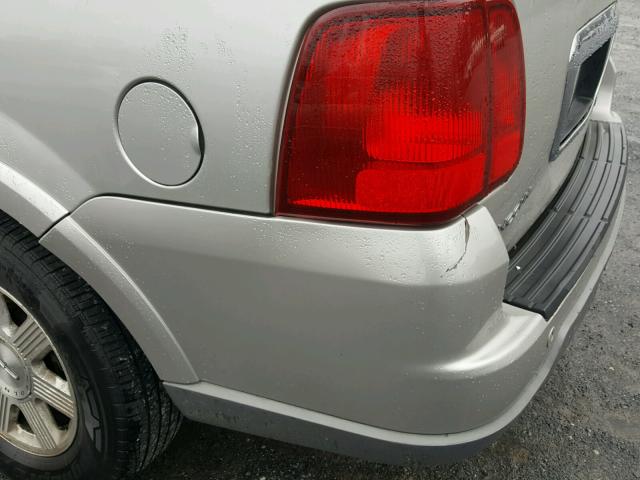 5LMFU28R33LJ35854 - 2003 LINCOLN NAVIGATOR Күміс фото 10