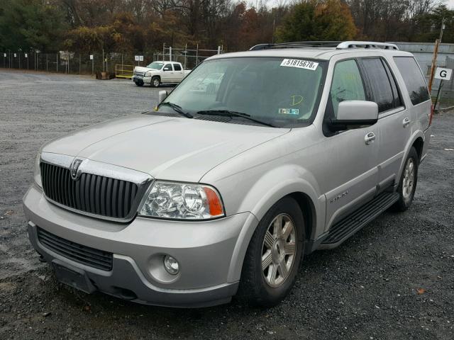 5LMFU28R33LJ35854 - 2003 LINCOLN NAVIGATOR Күміс фото 2