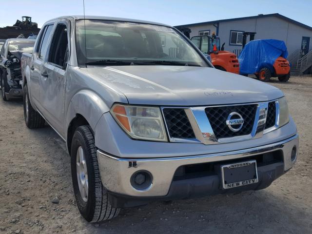 1N6AD07UX6C453659 - 2006 NISSAN FRONTIER C SILVER photo 1