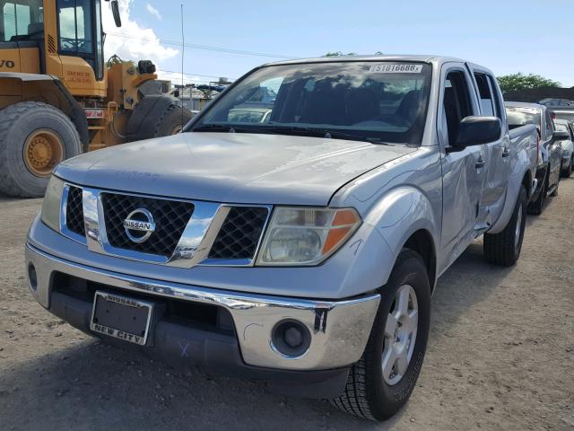 1N6AD07UX6C453659 - 2006 NISSAN FRONTIER C SILVER photo 2