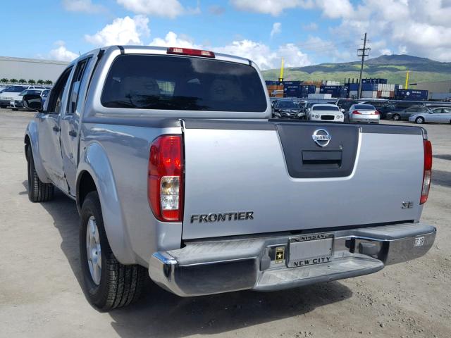 1N6AD07UX6C453659 - 2006 NISSAN FRONTIER C SILVER photo 3