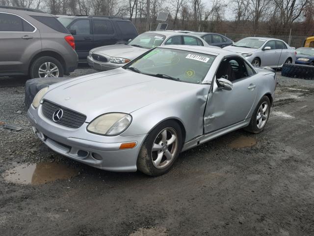 WDBKK65F22F264256 - 2002 MERCEDES-BENZ SLK 320 SILVER photo 2