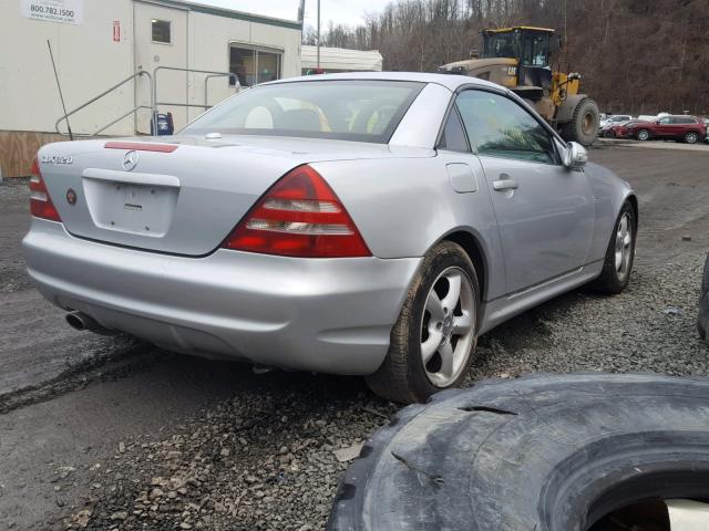 WDBKK65F22F264256 - 2002 MERCEDES-BENZ SLK 320 SILVER photo 4