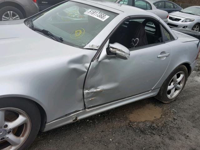 WDBKK65F22F264256 - 2002 MERCEDES-BENZ SLK 320 SILVER photo 9