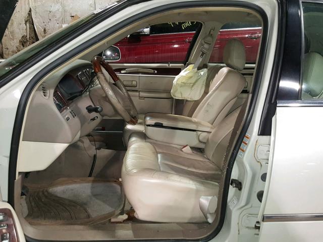 1LNHM83W44Y659708 - 2004 LINCOLN TOWN CAR U CREAM photo 5