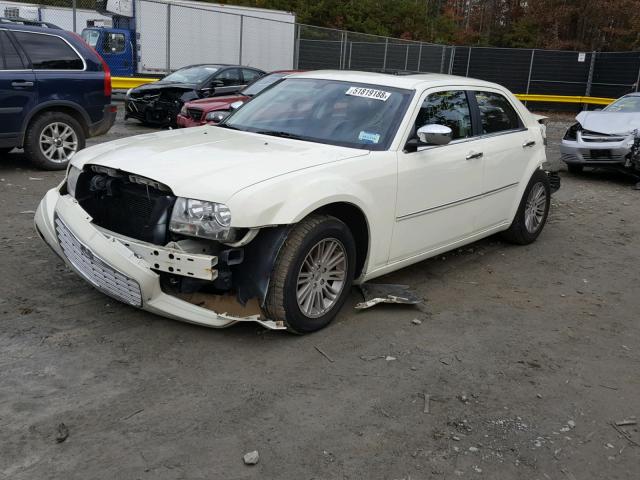 2C3CA5CV3AH125719 - 2010 CHRYSLER 300 TOURIN WHITE photo 2