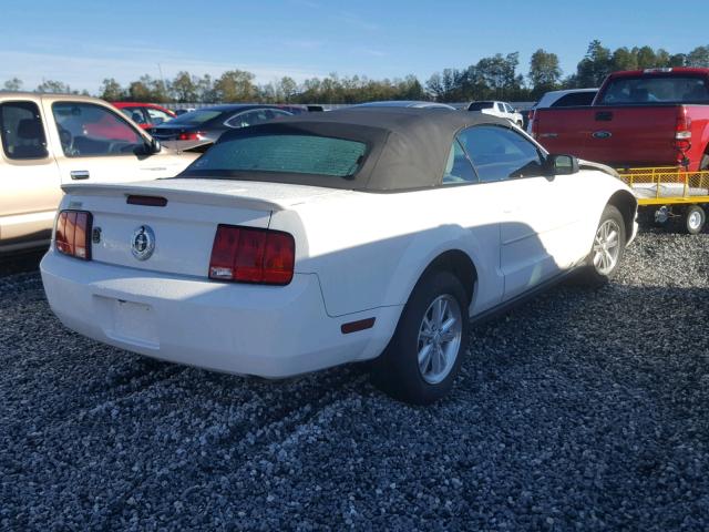 1ZVHT84N385185977 - 2008 FORD MUSTANG WHITE photo 4