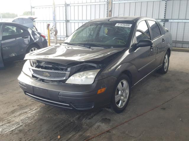 1FAFP34N25W134337 - 2005 FORD FOCUS ZX4 GRAY photo 2