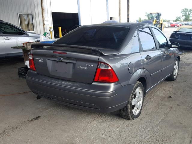 1FAFP34N25W134337 - 2005 FORD FOCUS ZX4 GRAY photo 4