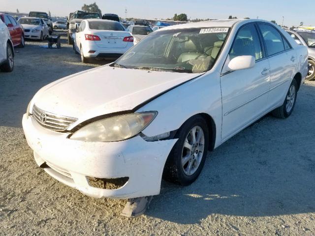 4T1BE30K35U381321 - 2005 TOYOTA CAMRY LE WHITE photo 2