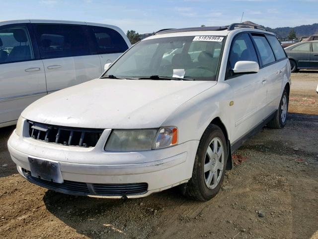 WVWNA23B9YE130028 - 2000 VOLKSWAGEN PASSAT GLS WHITE photo 2