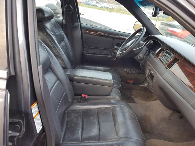 1LNHM82W9YY818861 - 2000 LINCOLN TOWN CAR S GRAY photo 5