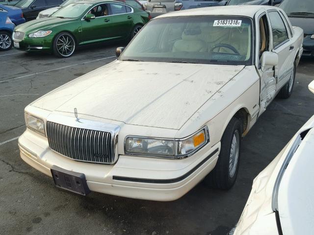 1LNLM83W4VY687360 - 1997 LINCOLN TOWN CAR C CREAM photo 2