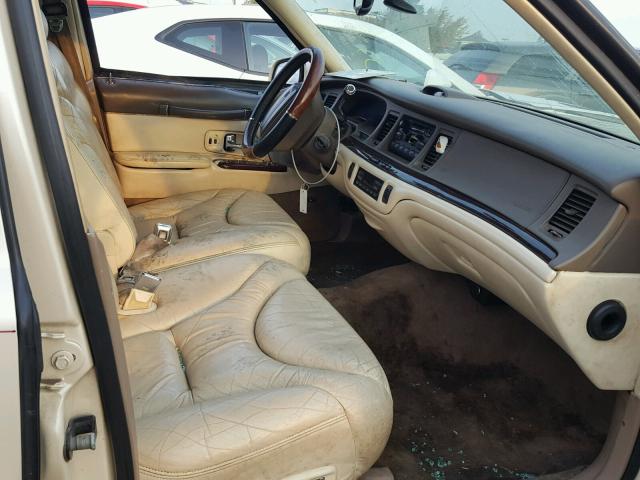 1LNLM83W4VY687360 - 1997 LINCOLN TOWN CAR C CREAM photo 5