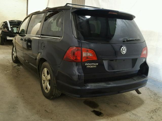 2V4RW3DG4BR717742 - 2011 VOLKSWAGEN ROUTAN SE BLUE photo 3