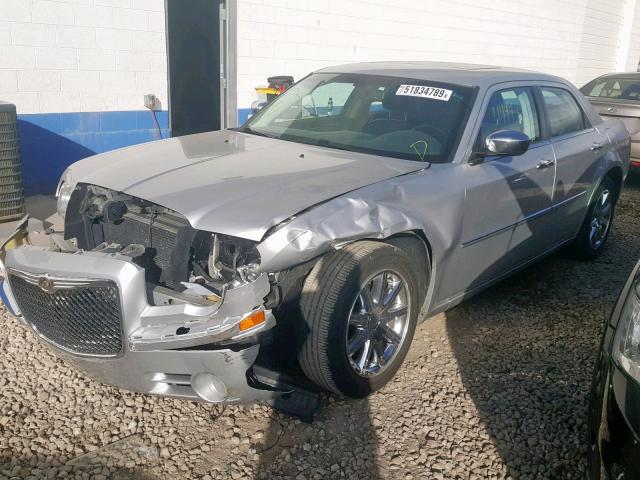 2C3CA3CV7AH221549 - 2010 CHRYSLER 300 LIMITE SILVER photo 2