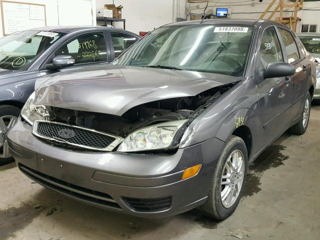 1FAFP34N07W258979 - 2007 FORD FOCUS ZX4 GRAY photo 2