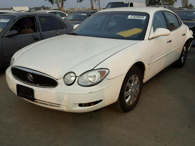 2G4WC582261185424 - 2006 BUICK LACROSSE C WHITE photo 2