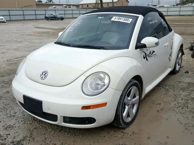 3VWFF31Y37M410049 - 2007 VOLKSWAGEN NEW BEETLE WHITE photo 2