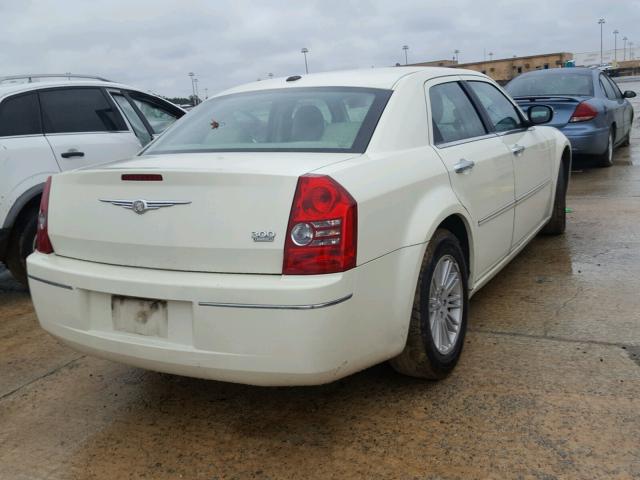 2C3CA5CV1AH195557 - 2010 CHRYSLER 300 TOURIN WHITE photo 4