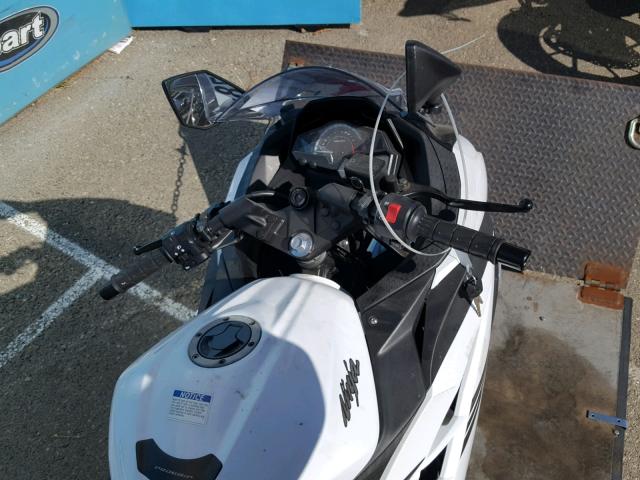 JKAEX8A16HDA31455 - 2017 KAWASAKI EX300 A WHITE photo 5