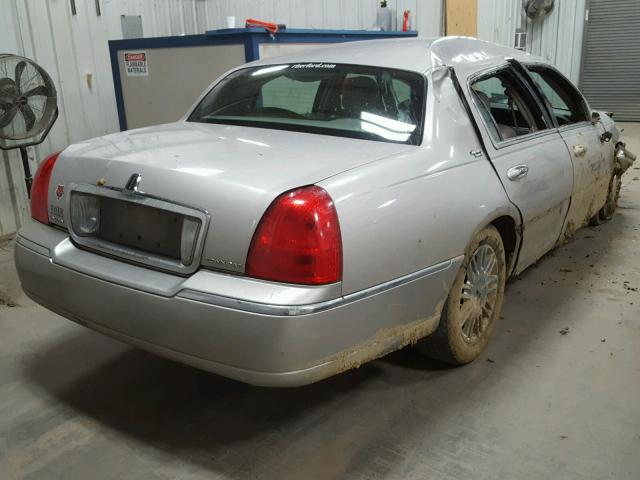 2LNHM82V28X652125 - 2008 LINCOLN TOWN CAR S SILVER photo 4