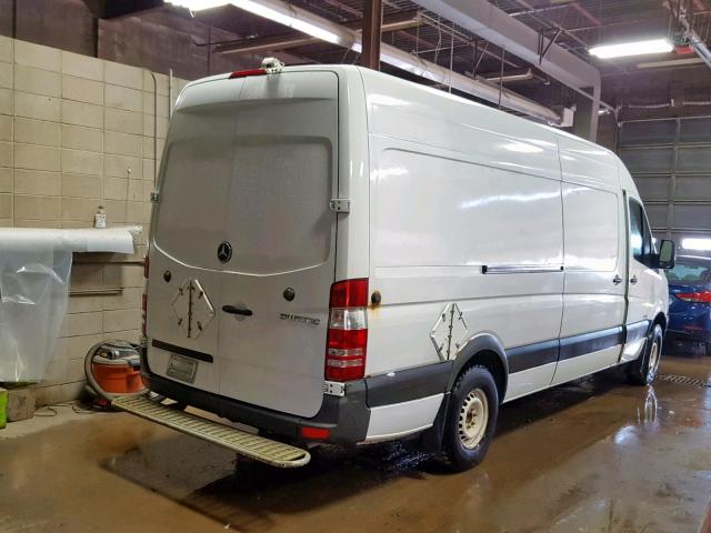 WD3PE8CB0C5704146 - 2012 MERCEDES-BENZ SPRINTER 2 WHITE photo 4