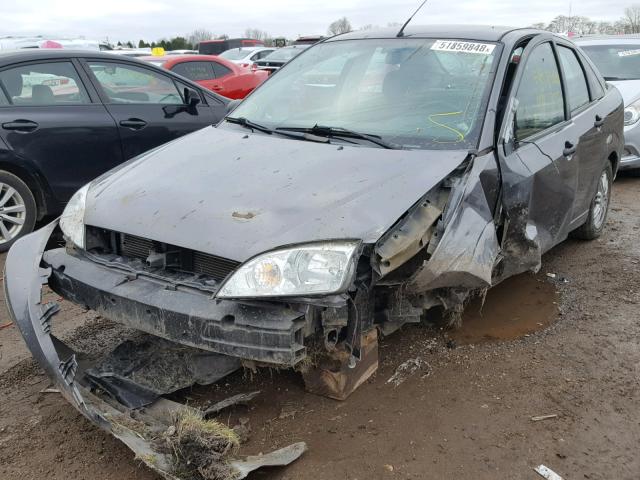 1FAHP34N37W276059 - 2007 FORD FOCUS ZX4 GRAY photo 2