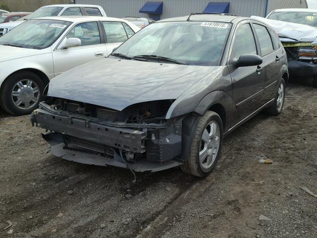 3FAHP37N95R122760 - 2005 FORD FOCUS ZX5 GRAY photo 2