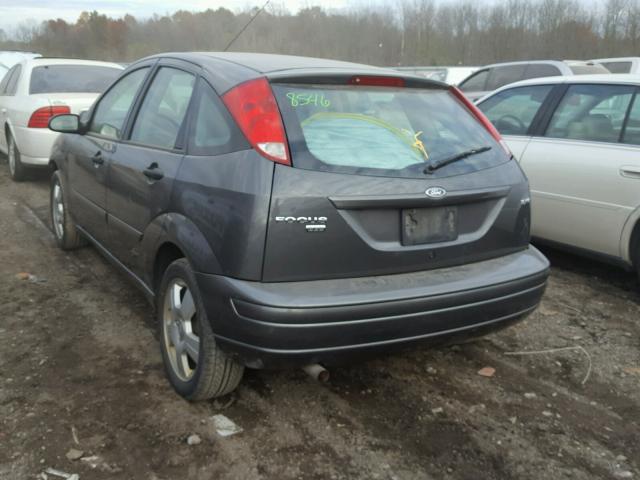 3FAHP37N95R122760 - 2005 FORD FOCUS ZX5 GRAY photo 3