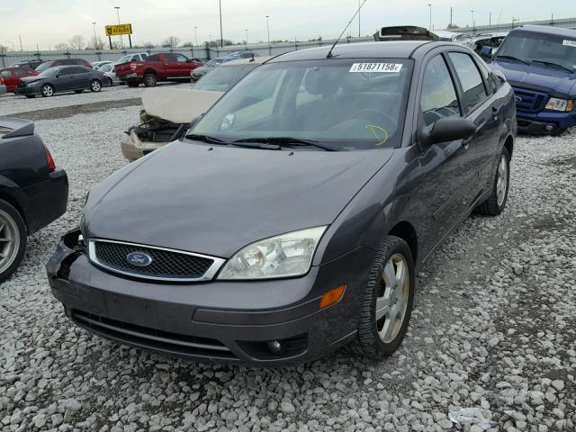 1FAFP34N46W181483 - 2006 FORD FOCUS ZX4 GRAY photo 2