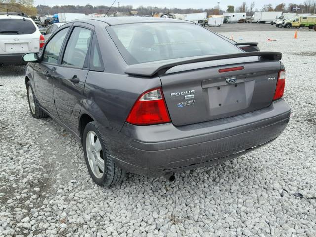 1FAFP34N46W181483 - 2006 FORD FOCUS ZX4 GRAY photo 3