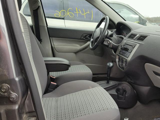 1FAFP34N46W181483 - 2006 FORD FOCUS ZX4 GRAY photo 5