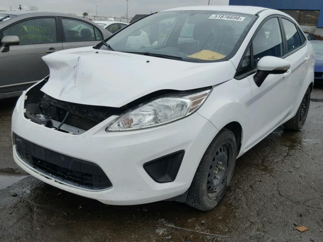 3FADP4BJXDM155853 - 2013 FORD FIESTA SE WHITE photo 2