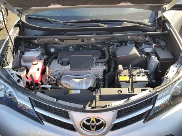 JTMRFREVXFD153744 - 2015 TOYOTA RAV4 XLE Stříbrná fotografie 7