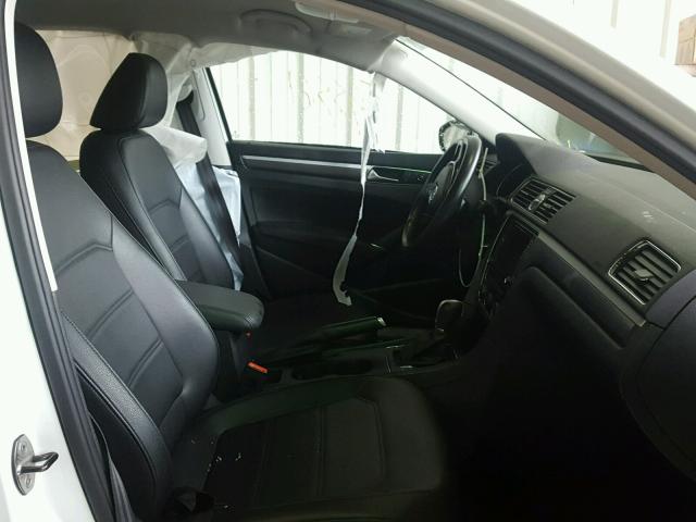 1VWDT7A3XHC033928 - 2017 VOLKSWAGEN PASSAT R-L WHITE photo 5