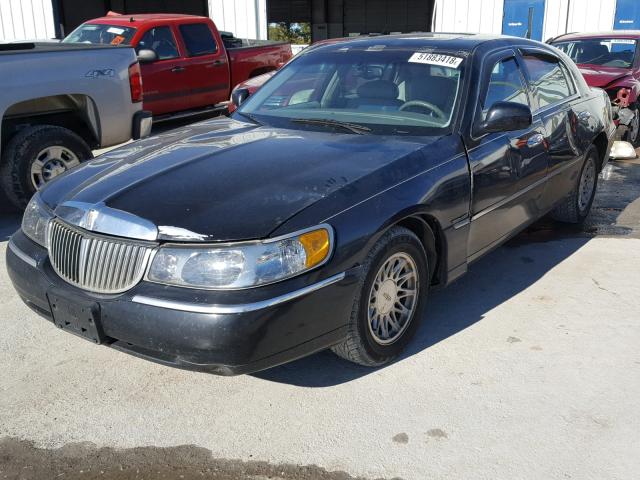 1LNFM83W3WY722551 - 1998 LINCOLN TOWN CAR C BLACK photo 2