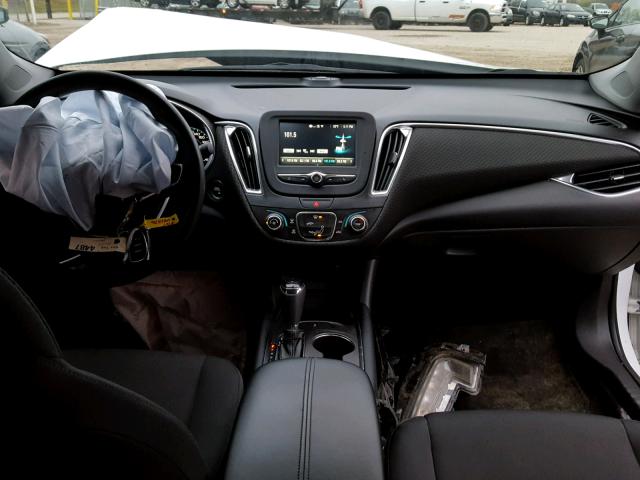 1G1ZE5ST6HF104779 - 2017 CHEVROLET MALIBU LT WHITE photo 9