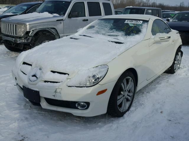 WDBWK5EA0AF228323 - 2010 MERCEDES-BENZ SLK 300 WHITE photo 2