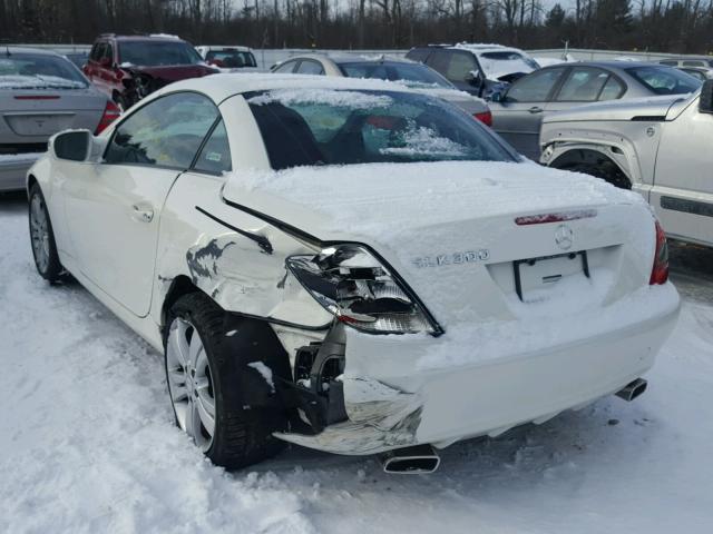 WDBWK5EA0AF228323 - 2010 MERCEDES-BENZ SLK 300 WHITE photo 3