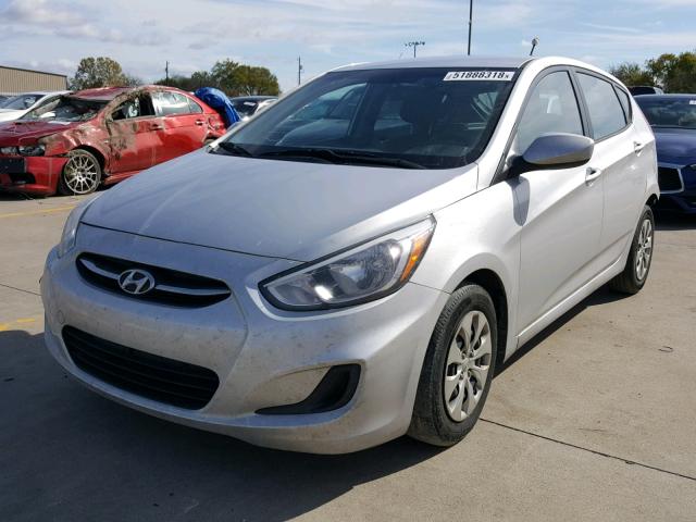 KMHCT5AE5GU248268 - 2016 HYUNDAI ACCENT SE SILVER photo 2